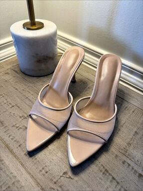Pointed-Toe Heels in nude